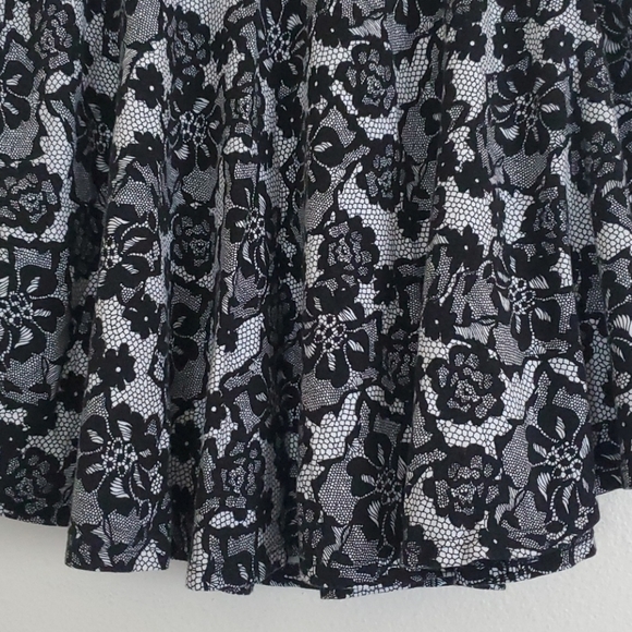 Ultra Teeze Black & White Mini Flare Skirt Juniors L - Picture 3 of 4